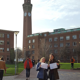 Zwei Studentinnen mit Fakultätslogo in Birmingham