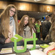 Zwei Schülerinnen informieren sich über Studienangebote der TU Dortmund im Rahmen des Tages der öffenen Tür.