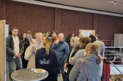 Get OnlineWeek 02 Einige Personen tauschen sich aus.
