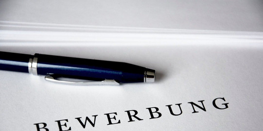 Bewerbung Deckblatt eines Bewerbungsanschreibens mit Stift
