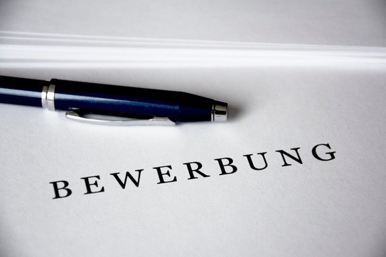 Bewerbung Deckblatt eines Bewerbungsanschreibens mit Stift