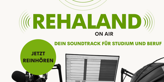 Seitenprofil einer Frau mit Kopfhörern an einer Audiostation in schwarz-weiß. Darüber der Slogan "RehaLand on Air - Dein Soundtrack für Studium und Beruf"