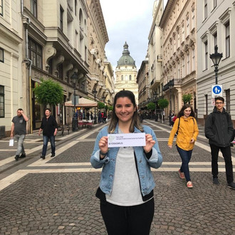 Studentin mit Fakultätslogo in den Straßen von Budapest