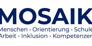 Das Bild zeigt das Logo von „MOSAIK“. Links sind dunkelblaue, geometrische Formen zu sehen, die an ein Mosaik erinnern. Sie symbolisieren Vielfalt und Zusammenhalt. Daneben steht der Begriff "MOSAIK" in Großbuchstaben und dunkelblauer Schrift. Unter dem Namen „MOSAIK“ stehen mehrere Begriffe: „Menschen“, „Orientierung“, „Schule“, „Arbeit“, „Inklusion“ und „Kompetenzen“. Diese Begriffe verdeutlichen den Fokus der Organisation auf die Unterstützung und Integration von Menschen in verschiedenen Lebensbereichen.