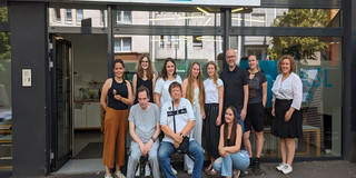 Auf dem Foto zu sehen sind die Vortragenden der Projektgruppe der TU Dortmund, der leitende Dozent PD Dr. Christoph Kaletka, die Tutorin Lara Witte sowie Mitarbeitende des PIKSL-Labors in Düsseldorf.