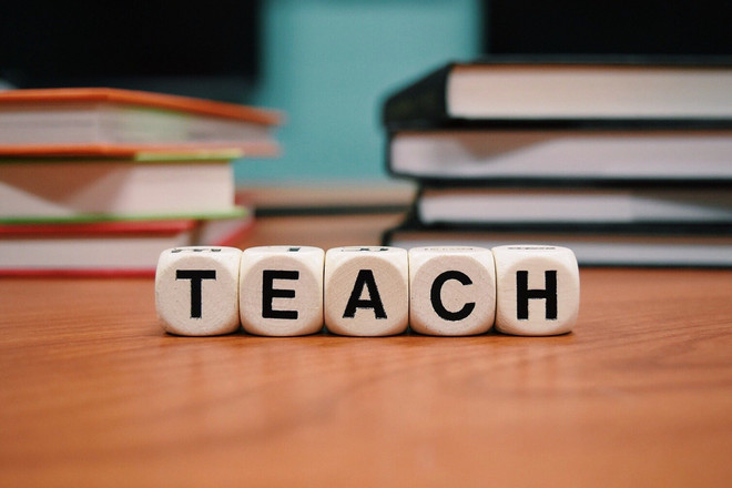 aus Buchstabenwürfeln wurde das englische Wort "teach" gebildet
