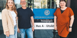 Drei Personen vor der Universität Göteborg