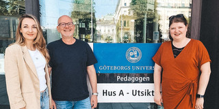 Drei Personen vor der Universität Göteborg