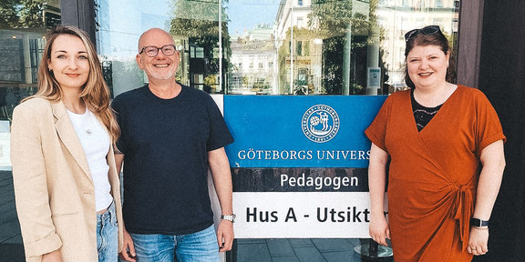 Drei Personen vor der Universität Göteborg