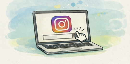 Ein aufgeklappter Laptop, auf dem das Logo von Instagram zu sehen ist