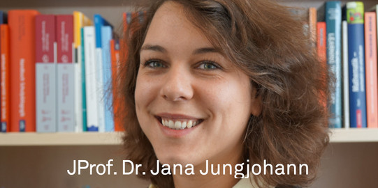 Porträtfoto von JProf. Dr. Jana Jungjohann vor einem Bücherregal.