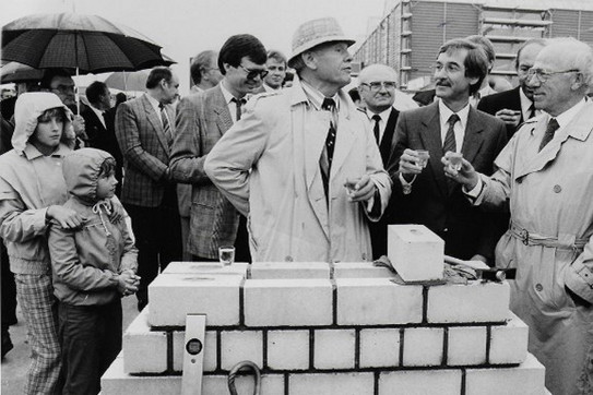 Stoßen 1987 auf den zweiten Bauabschnitt an: Dortmunds Oberbürgermeister Günter Samtlebe, Oberststadtdirektor Harald Heinze und IHK-Präsident Dr. Alfred Voßschulte (v.l.n.r.).