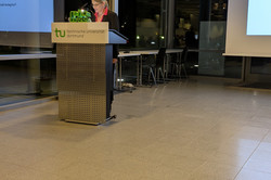 Eine Person steht an einem Rednerpult der Technischen Universität Dortmund und hält eine Präsentation.