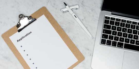 Checklist with the headline Application, a fountain pen and laptop
