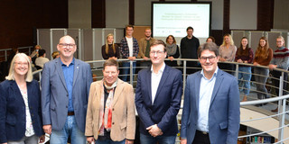 Renate Lanwert-Kuhn und Gunther Niermann (vorne, v.l.) vom Paritätischen Wohlfahrtsverband mit Sozialdezernentin Birgit Zoerner, Vertr.-Prof. Dr. Bastian Pelka und Diakonie-Geschäftsführer Niels Back bei der Präsentation der Ergebnisse durch die Studierenden der TU Dortmund (Hintergrund).