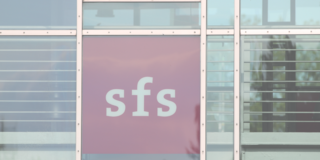 Logo des SFS hinter einer Glasscheibe