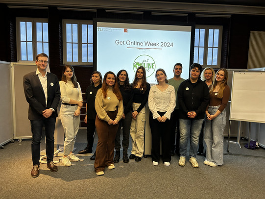 Vetr.-Prof. Dr. Bastian Pelka (links) mit den Studierenden der Projektgruppe zur Get Online Week 2024