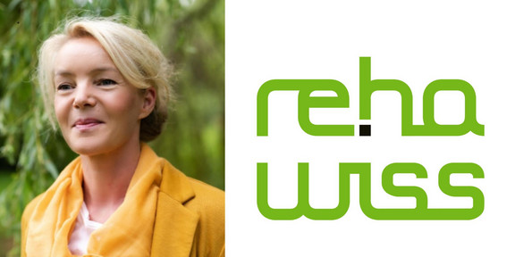Susanne Dirks schaut zur Seite. Man sieht ihren Kopf und Schultern. Sie hat recht kurzes blondes Haar, trägt ein gelbes Oberteil und lächelt leicht.
