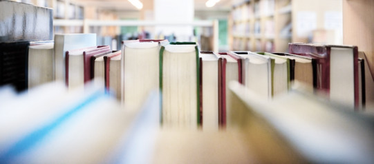 Forschung Bücher in einem Bücherregal in einer Bibliothek