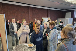 Get Online Week 03 Einige Personen tauschen sich aus
