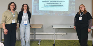Auf dem Gruppenfoto sind Dr. Katharina Hoge und Prof. Dr. Anja Starke von der Universität Bremen sowie Jun.-Prof. Dr. Jana Jungjohann von der TU Dortmund zu sehen