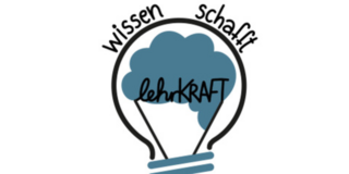 Das Bild zeigt eine stilisierte Glühbirne, die unten blau gefärbt ist. Im Inneren der Glühbirne befindet sich eine blaue Wolke, in die das Wort "lehrKRAFT" geschrieben ist. Oberhalb der Glühbirne stehen die Wörter "wissen" und "schafft", wobei "wissen" links und "schafft" rechts platziert sind. Die Anordnung der Wörter und Symbole deutet auf das Thema Bildung und Wissenschaft hin, wobei "lehrKRAFT" im Zentrum steht und vermutlich eine Kombination aus den Worten "Lehrer" und "Kraft" darstellt.