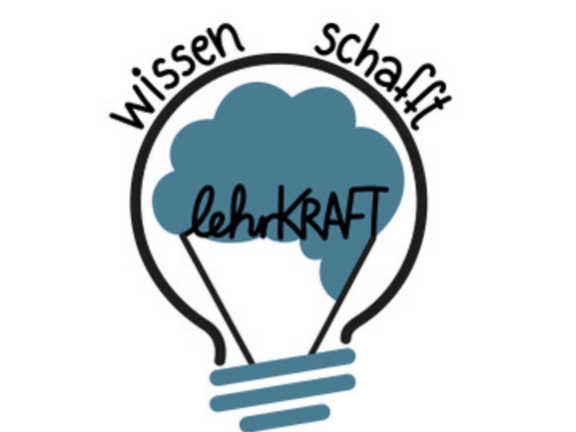 Das Bild zeigt eine stilisierte Glühbirne, die unten blau gefärbt ist. Im Inneren der Glühbirne befindet sich eine blaue Wolke, in die das Wort "lehrKRAFT" geschrieben ist. Oberhalb der Glühbirne stehen die Wörter "wissen" und "schafft", wobei "wissen" links und "schafft" rechts platziert sind. Die Anordnung der Wörter und Symbole deutet auf das Thema Bildung und Wissenschaft hin, wobei "lehrKRAFT" im Zentrum steht und vermutlich eine Kombination aus den Worten "Lehrer" und "Kraft" darstellt.