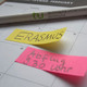 Erasmus Notizbuch mit Post-Its und Bleistift
