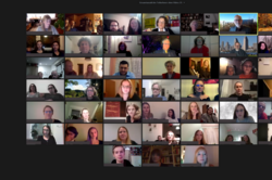 Begrüßung durch Dekan Gruppenfoto der Teilnehmerinnen und Teilnehmer der digitalen Abschlussfeier während der Begrüßung durch den Dekan der Fakultät
