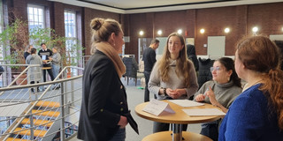 Studierende im Gespräch mit Praxispartner*innen im Rahmen des Kontakttages