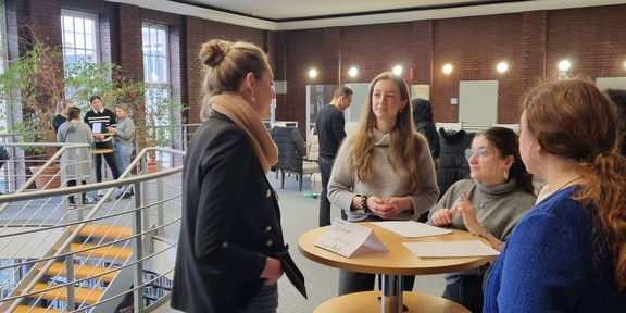 Studierende im Gespräch mit Praxispartner*innen im Rahmen des Kontakttages