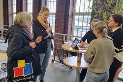 Studierende im Gespräch mit Praxispartner*innen im Rahmen des Kontakttages