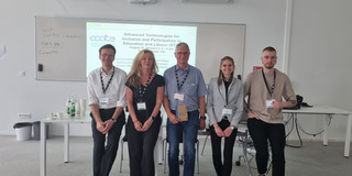 Fünf Personen stehen in einem Konferenzraum vor einer Präsentation. V.l.n.r.: Bastian Pelka, Susanne Dirks, Christian Bühler, Ann Christin Schulz und Lukas Baumann. 