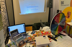 Ein bunt gestalteter Infostand mit Glücksrad des Haus Hohenlimburg.