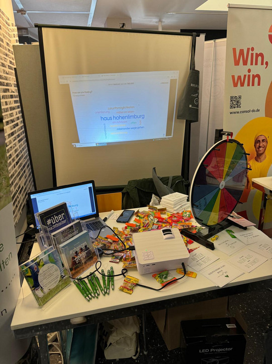 Ein bunt gestalteter Infostand mit Glücksrad des Haus Hohenlimburg.