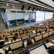 Ein Hörsaal mit vielen Studierenden