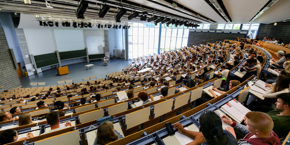 Ein Hörsaal mit vielen Studierenden