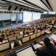 Ein Hörsaal mit vielen Studierenden
