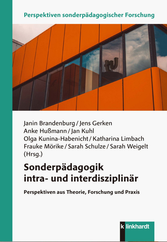 Das Bild zeigt das Cover eines Buches mit dem Titel „Sonderpädagogik intra- und interdisziplinär: Perspektiven aus Theorie, Forschung und Praxis". Im Hintergrund ist ein modernes Gebäude mit orangefarbener Fassade und großen Fenstern abgebildet. Darunter sind die Namen der Herausgeber*innen aufgeführt.