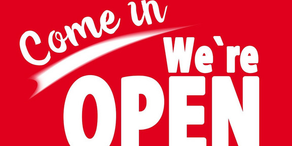 Auf rotem Hintergrund steht in weißer Schrift "Come in, we're open".