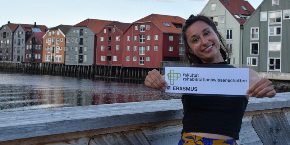 Studentin mit Fakultätslogo auf der Skansenbrücke in Trondheim