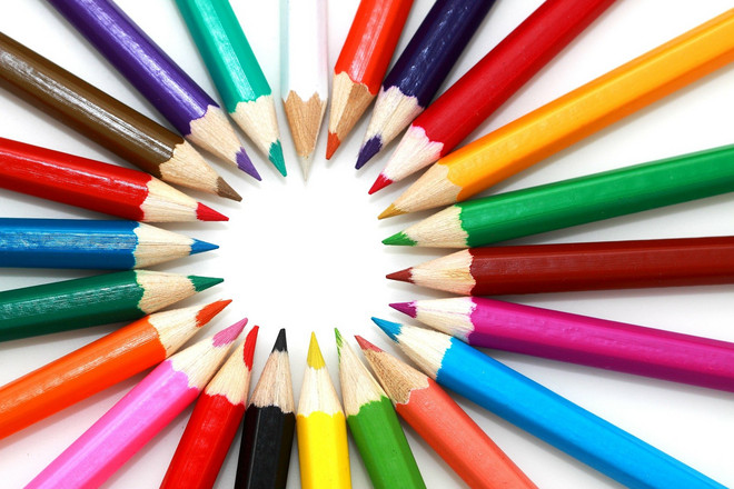In einem Kreis angeordnet sieht man Buntstifte in verschiedenen Farben
