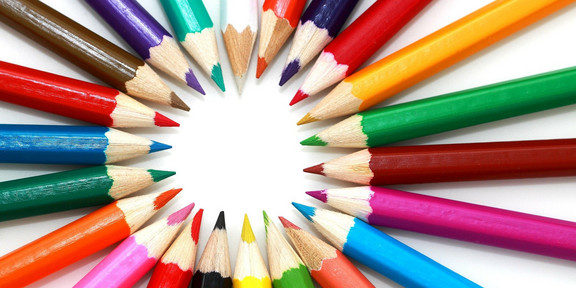 Bunte Stifte In einem Kreis angeordnet sieht man Buntstifte in verschiedenen Farben