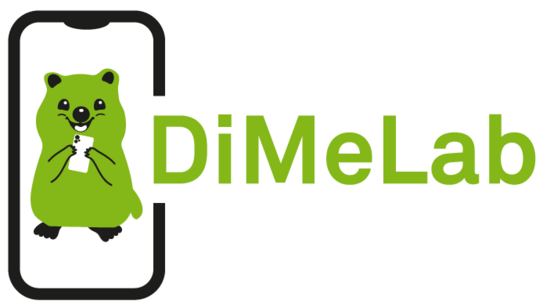 Kurzlogo des Digitalen Medienlabors, auch DiMeLab genannt. Das Logo zeigt auf rechten Seite das Maskottchen Fibsi in einer Silhouette eines Smartphones sowie den Schriftzug DiMeLab auf der linken Seite. Fibsi ist ein grüner Quokka.