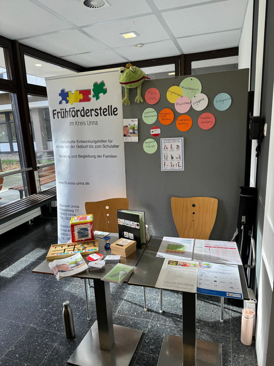 Ein bunt gestalteter Infostand der Frühförderstelle im Kreis Unna.