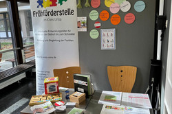 Ein bunt gestalteter Infostand der Frühförderstelle im Kreis Unna.
