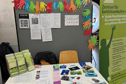 Ein bunt gestalteter Infostand des Zentrums für Gehörlosenkultur e.V.