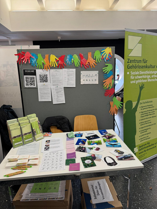 Ein bunt gestalteter Infostand des Zentrums für Gehörlosenkultur e.V.