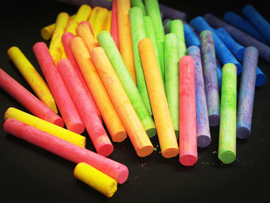 verschiedene Farben von Tafelkreide liegen auf einem Stapel