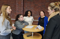 Studierende im Gespräch mit Praxispartner*innen im Rahmen des Kontakttages